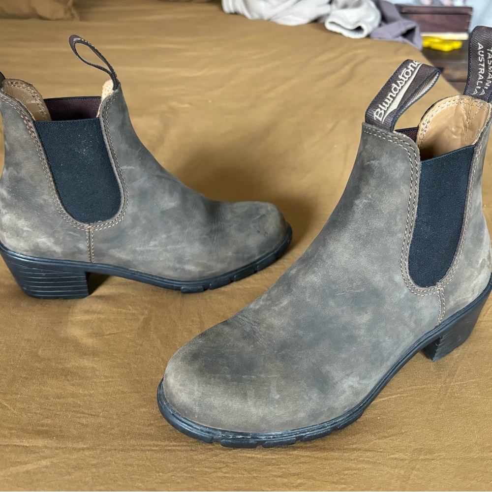 Rustic brown leather heeled Bundstones